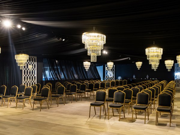 Pt Event — Avizeli salonda konferans oturma düzeni (01)