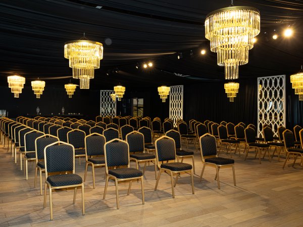 Pt Event — Avizeli salonda konferans oturma düzeni (12)