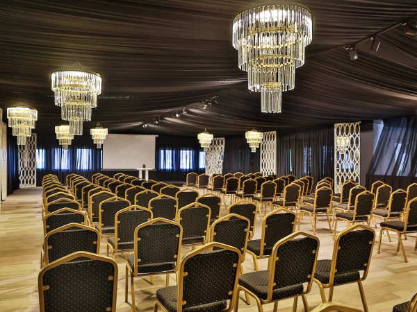 Pt Event — Avizeli salonda konferans oturma düzeni (02)