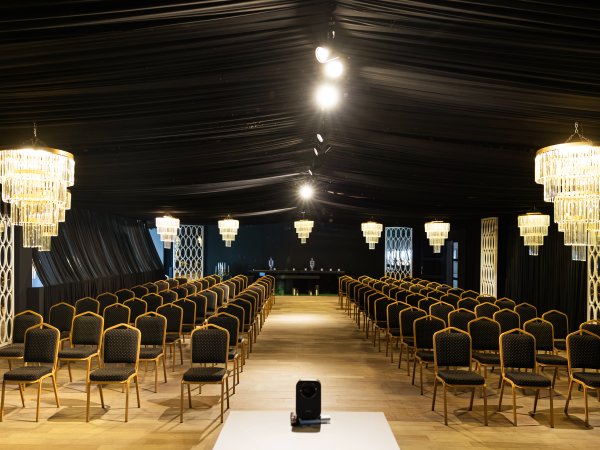 Pt Event — Avizeli salonda konferans oturma düzeni (23)