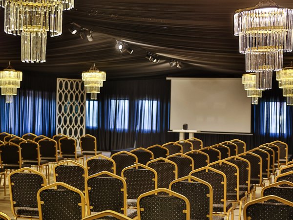 Pt Event — Avizeli salonda konferans oturma düzeni (03)