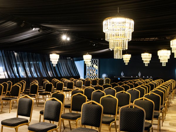 Pt Event — Avizeli salonda konferans oturma düzeni (34)