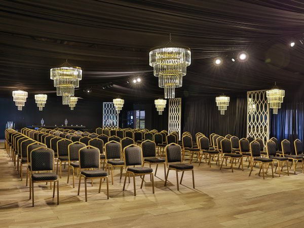 Pt Event — Avizeli salonda konferans oturma düzeni (49)