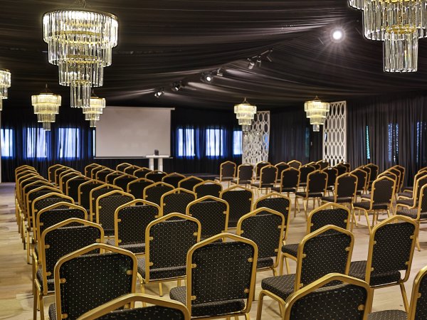 Pt Event — Avizeli salonda konferans oturma düzeni (50)